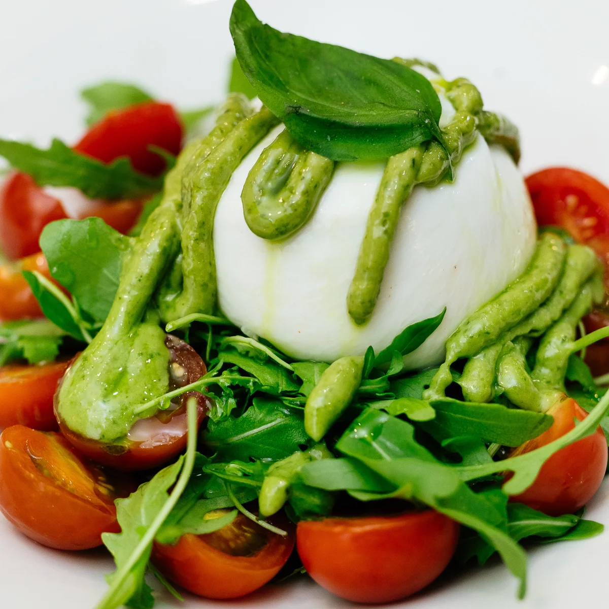 Burrata fresca y cremosa al pesto
