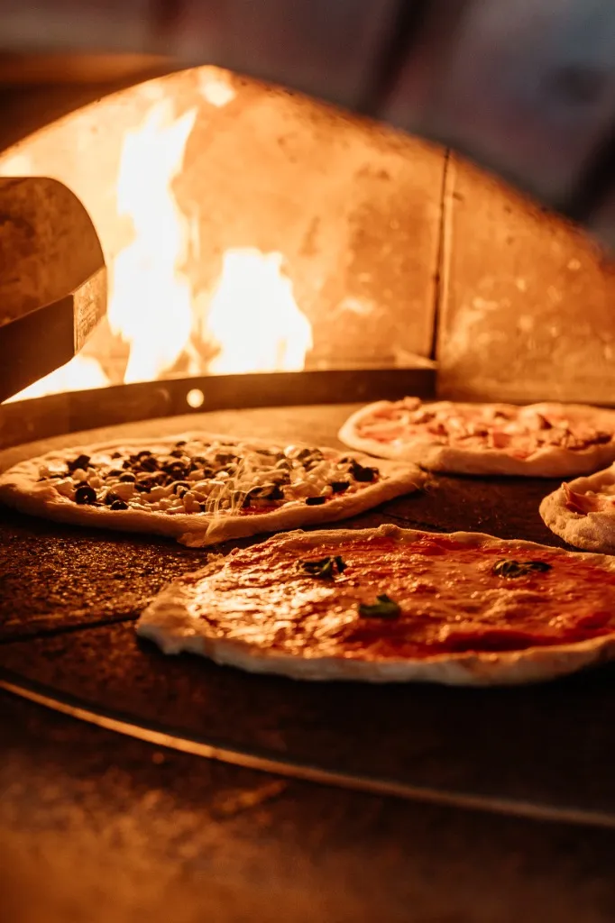 pizza artesana cociendose a fuego real
