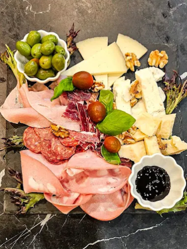 Tabla de quesos y embutidos para compartir